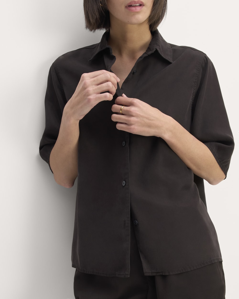 The Short-Sleeve Shirt in Butterlite | Black - Image 4