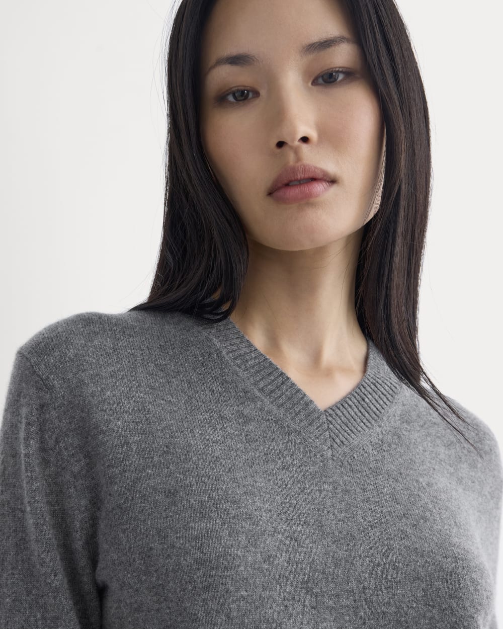 Cashmere Cropped High-V Sweater | Heather Charcoal - Image 7