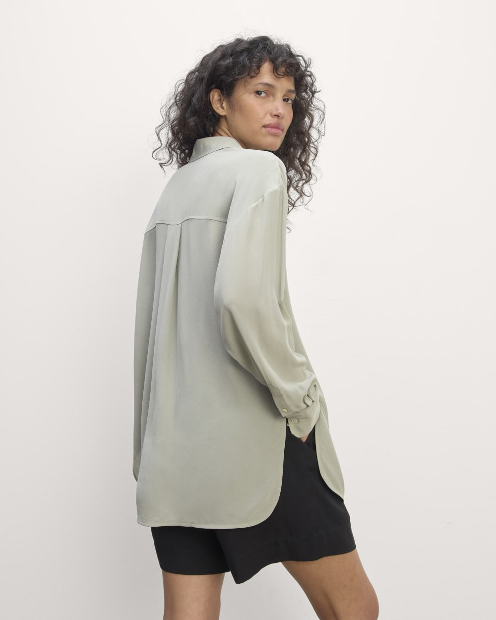 The Boyfriend Shirt in Washable Silk | Seagrass - Image 2