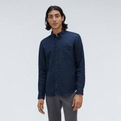 Alternative view of The Classic Shirt in Linen | Deep Navy