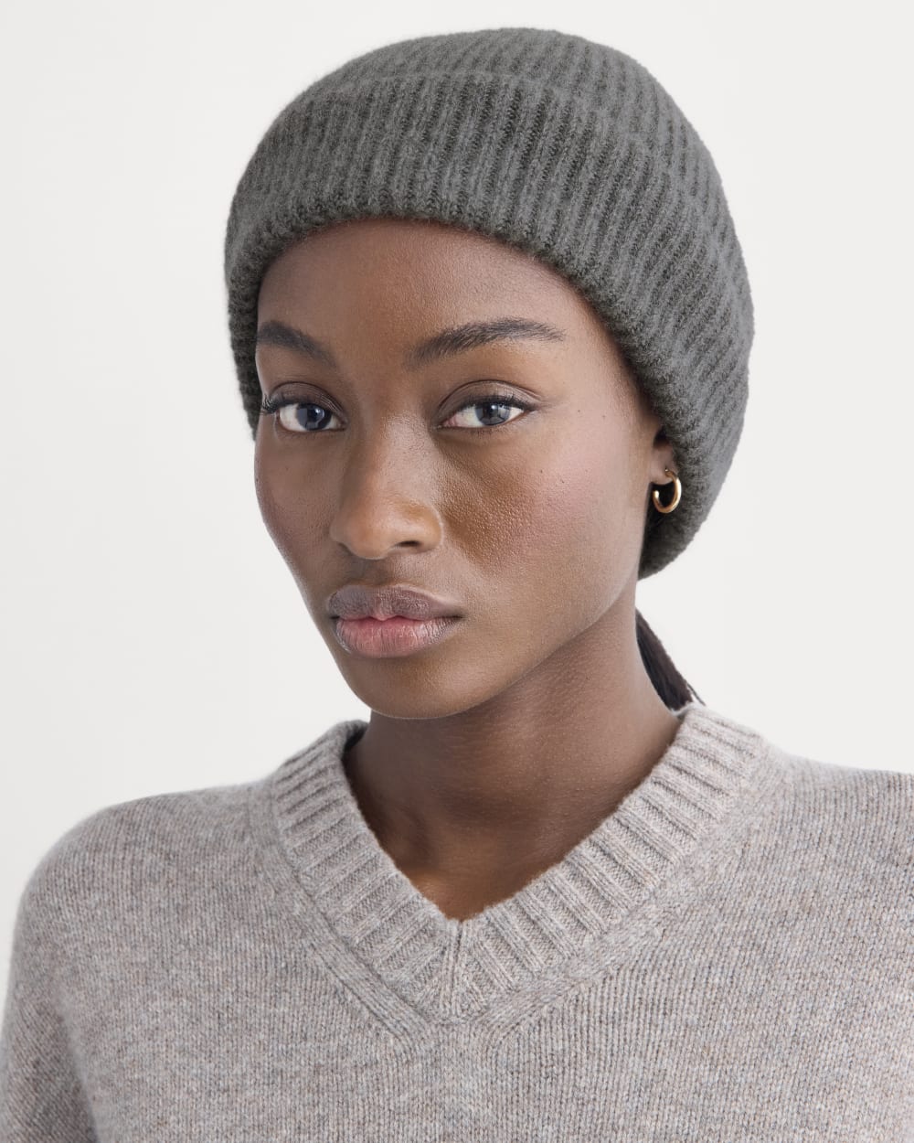 The Cashmere Ribbed Beanie | Heather Charcoal - Image 3
