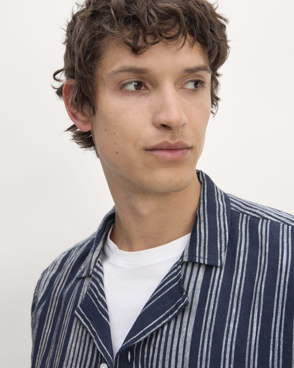 The Resort Shirt in Linen | Navy / Bone - Image 4